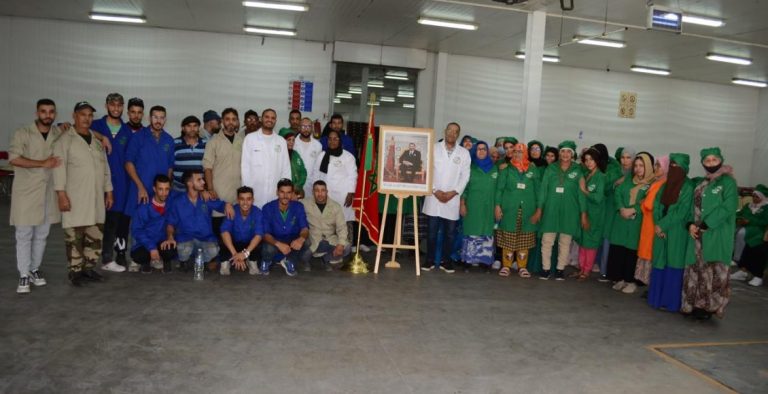 عمال شركة لتصدير الخضر والفواكه يحتفلون بذكرى عيد الإستقلال