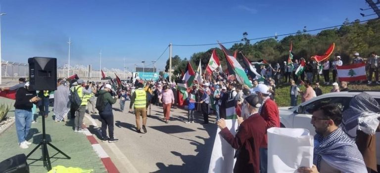 بالأعلام الفلسطينة ...احتجاجات أمام ميناء طنجة رفضا لرسو سفينة أسلحة متجهة لإسرائيل