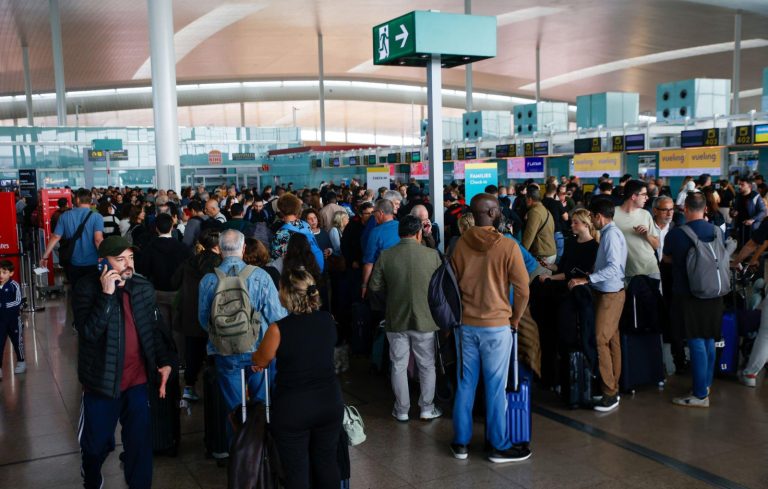 فيضانات إسبانيا.. إلغاء 50 رحلة جوية بمطار برشلونة