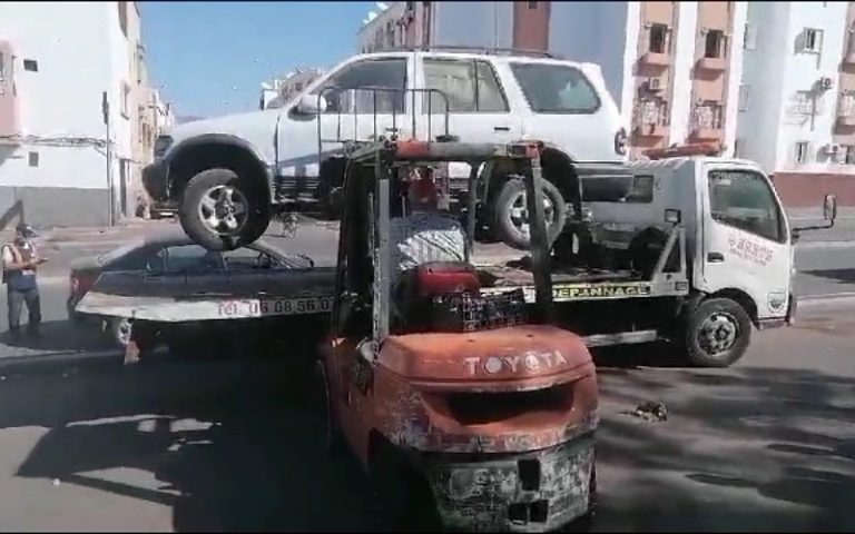 سلطات أكادير تنتفض ضد احتلال الملك العمومي من طرف السيارات المهملة "فيديو"