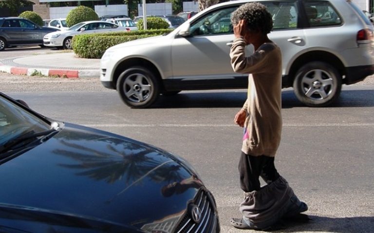 مختل عقلي يهاجم سيدة أمام مدرسة بالدريوش