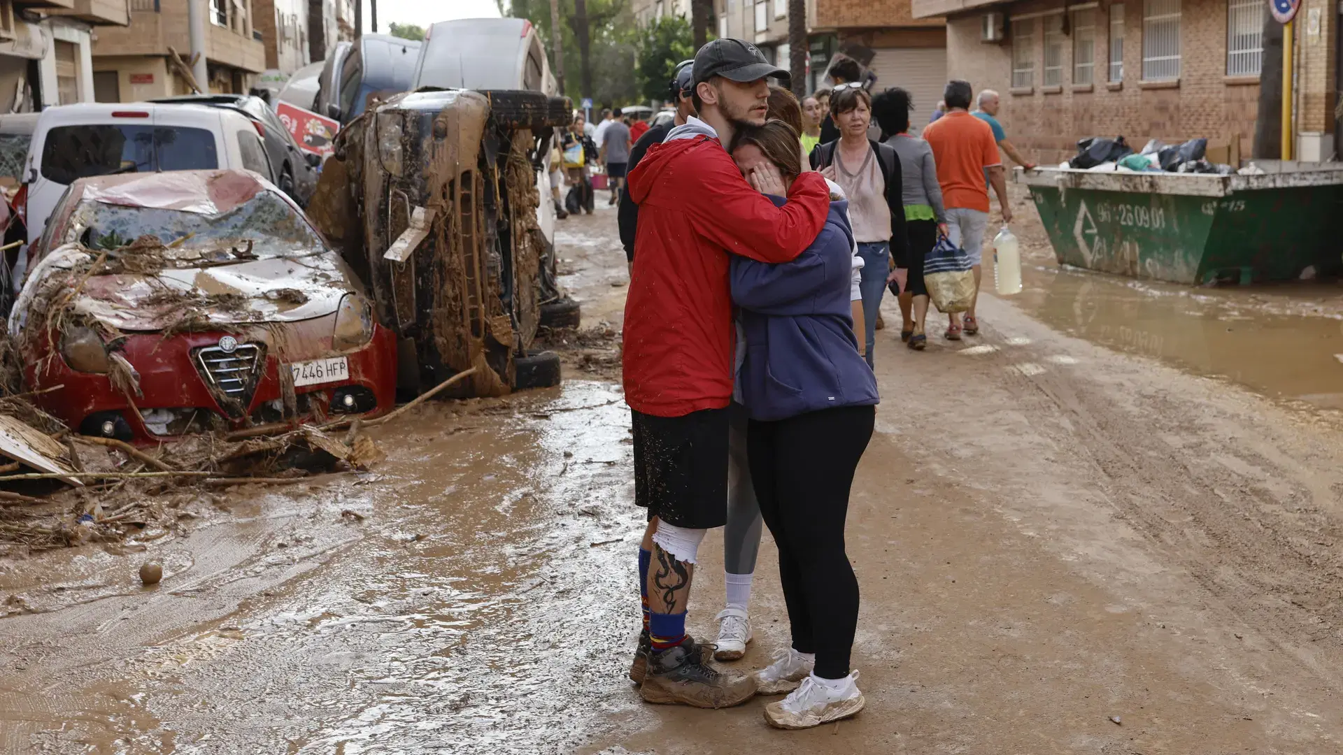 أفراد الجالية المغربية ينخرطون ضمن حملة مساعدة المتضررين من فيضانات فالنسيا