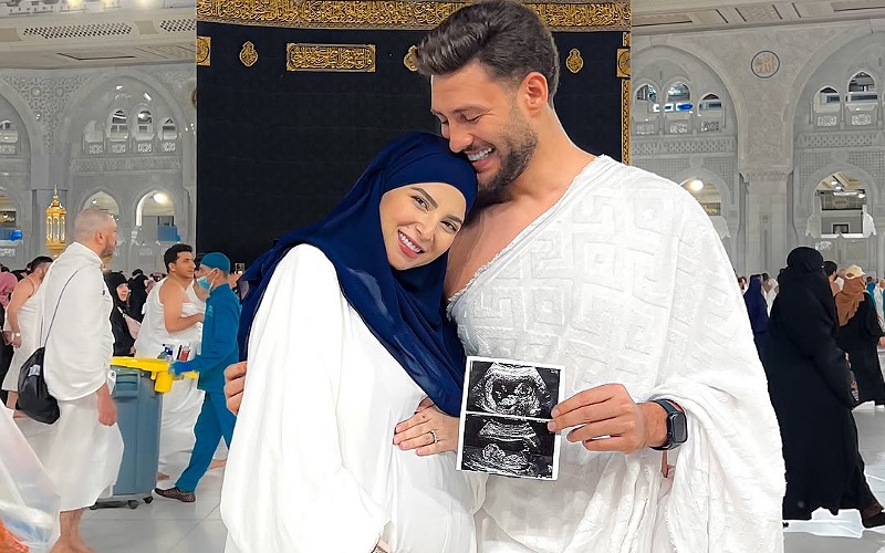 أعلنت عن حملها من أمام الكعبة.. بلوغر شهيرة تثير الجدل