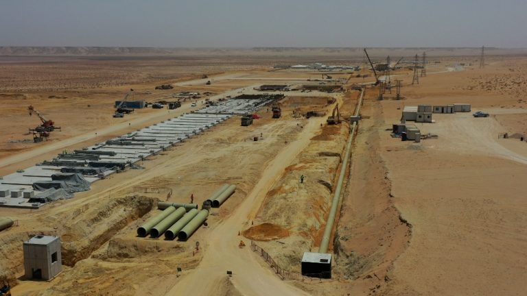 أشغال بناء محطة تحلية مياه البحر بالداخلة