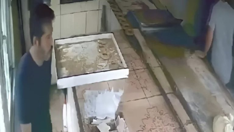 فيديو صادم.. "خباز" يحاول إنهاء حياته بطريقة مروعة