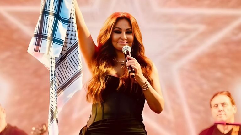 الفنانة اللبنانية إليسا
