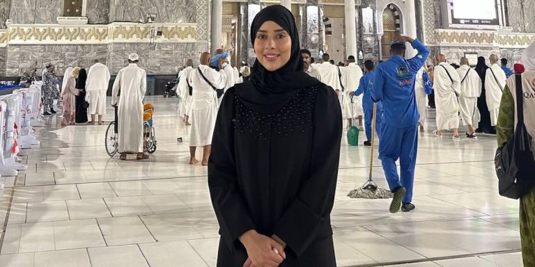 الفنانة بلقيس تؤدي مناسك العمرة