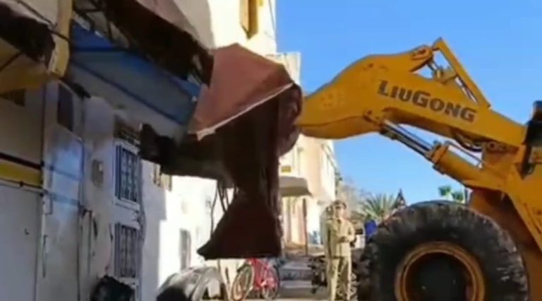 جرافات سلطات مكناس تواصل محاربة الملك العام بالأحياء والشوارع "فيديو"