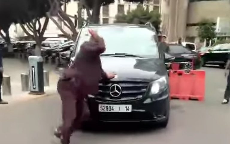 سائقو "الطاكسيات" يتحدون الأمن.. اعتراض طريق سيارة للنقل السياحي بالبيضاء