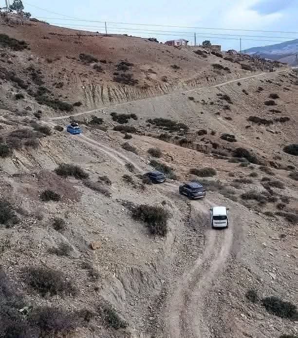 سائقون يفتحون مسلكًا بديلاً لعبور السيارات بين الجبهة والحسيمة