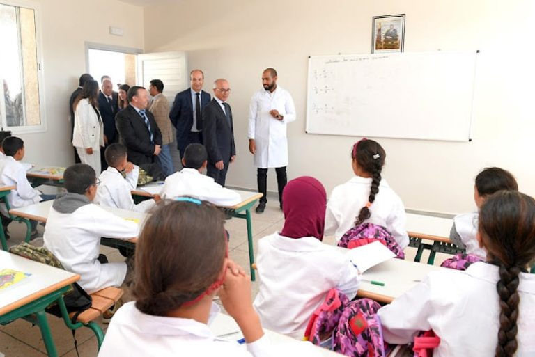 ' مدرسة الريادة”..صفقات العدة والكراسات عليها أكثر من سؤال!!