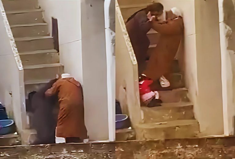 مسن يعتدي على سيدة وطفلتها