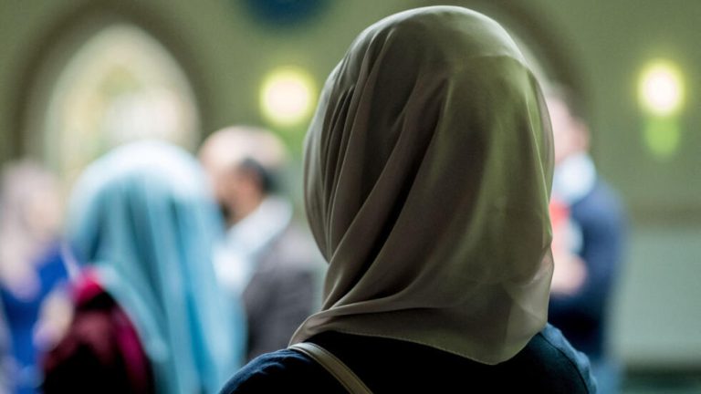 رسميا.. فرنسا تحظر الحجاب وصلاة الجماعة بالأماكن الرياضية