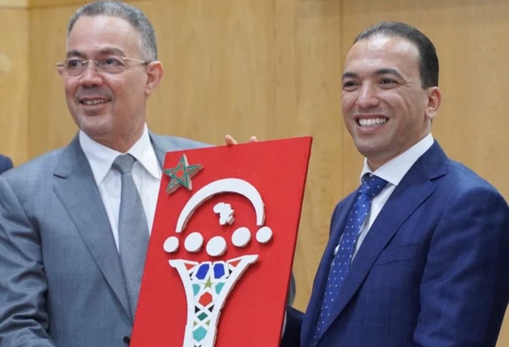 السعدي يهدي لقجع شعار كأس أفريقيا 2025 على هامش اللقاء مصنوع من الزليج المغربي