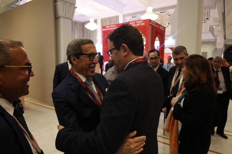 عناق حار بين عبد الصمد قيوح وعمر هلال في مؤتمر السلامة الطرقية