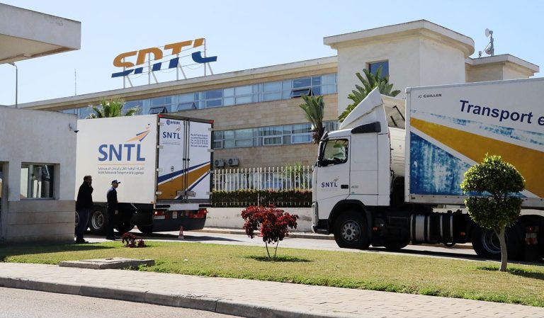موظفو الشركة الوطنية للنقل واللوجستيك يحتجون على تجاوزات الإدارة