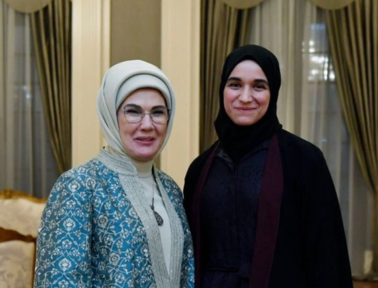 زوجة الشرع (يمين الصورة) وزوجة أردوغان (يسار الصورة)