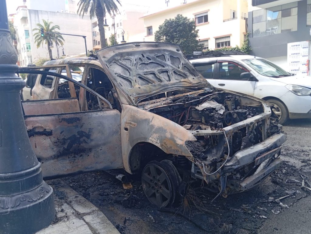 حريق سيارة اسعاف طنجة