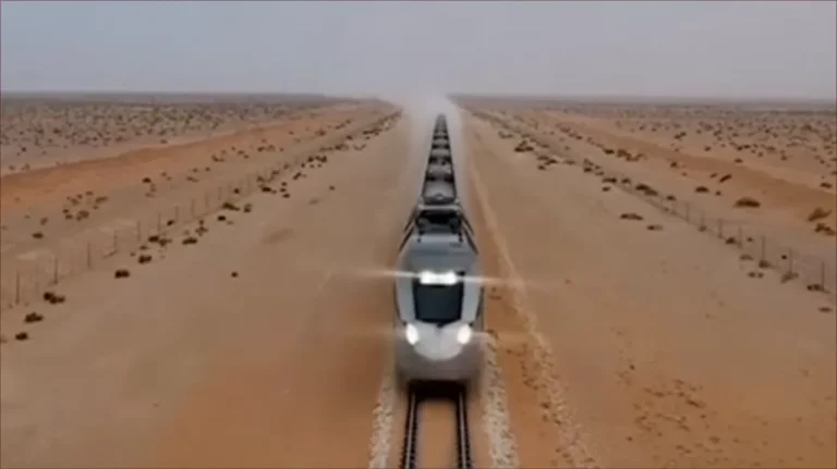 قطار سعودي الأصل يخترق الصحراء