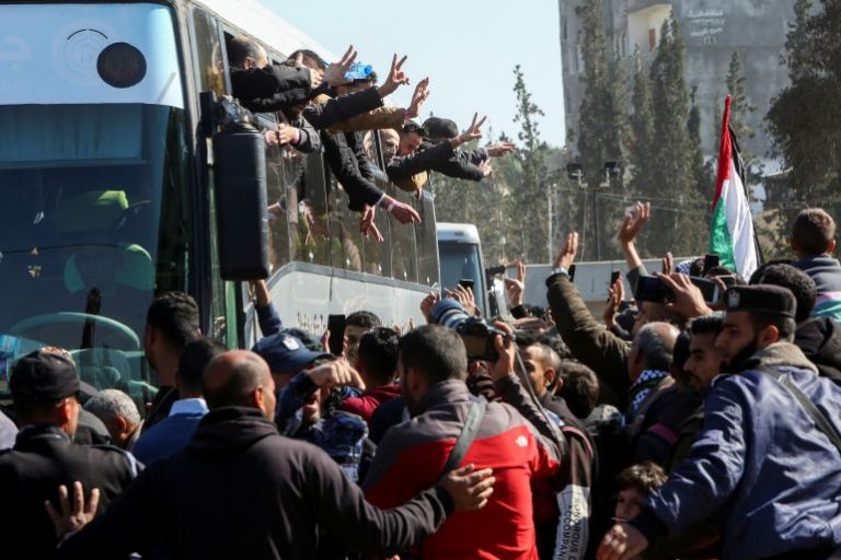 "حماس" تدعو ترامب إلى لقاء الفلسطينيين المفرج عنهم