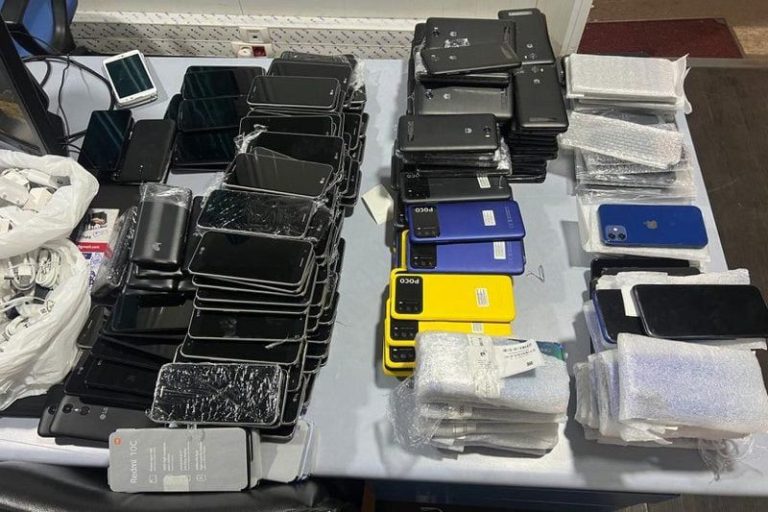 كمين محكم يطيح بتهريب ضخم للهواتف في ميناء بني أنصار