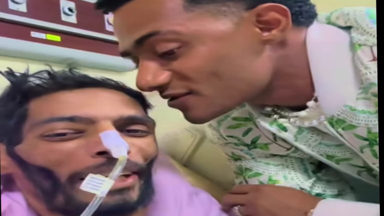 محمد رمضان يزور إبراهيم شيكا في المستشفى ويمنحه جرعة أمل