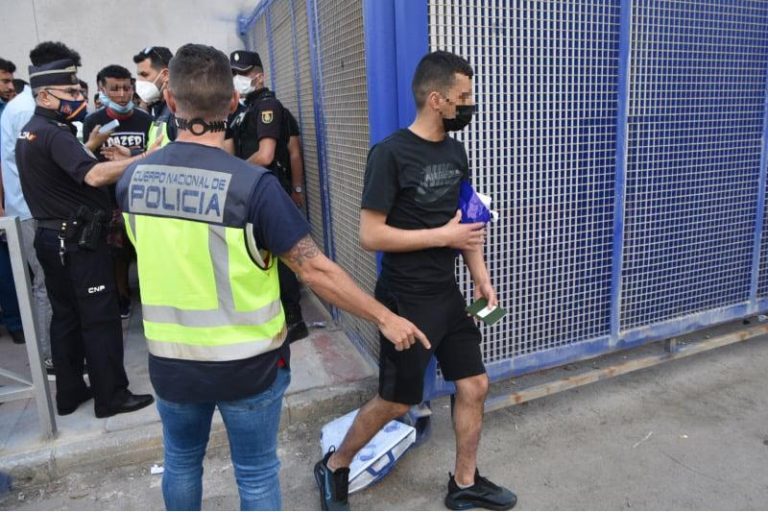 محكمة إسبانية تُسقط “الترحيل الفوري” للمهاجرين السباحين إلى سبتة ومليلية