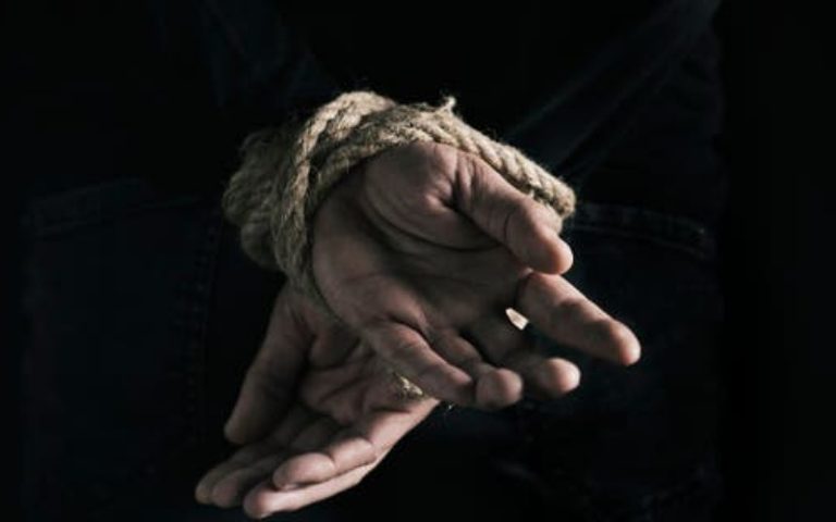 اختطف قبل أيام من قبو عمارته.. العثور على رجل الأعمال "الصراف" ضواحي طنجة