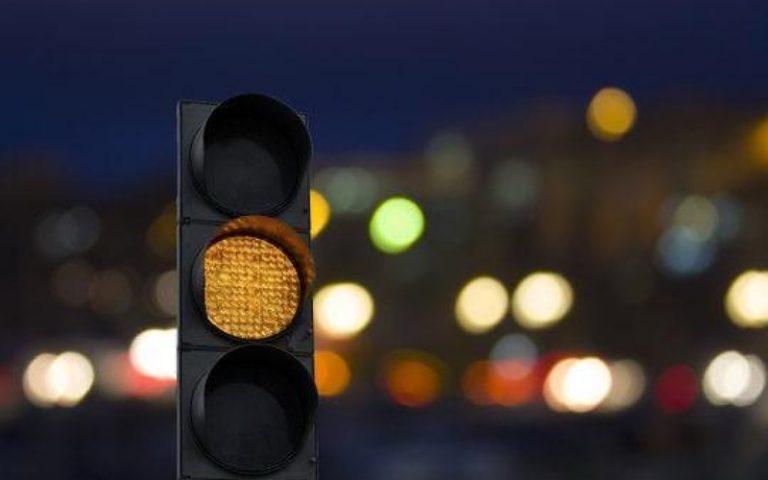فوضى السير ليلاً في الناظور.. إشارات "نائمة" في أكثر ليالي رمضان ازدحامًا