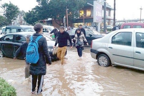 أكادير… إنسداد البالوعات يتسبب في غرق شوارع وساحات