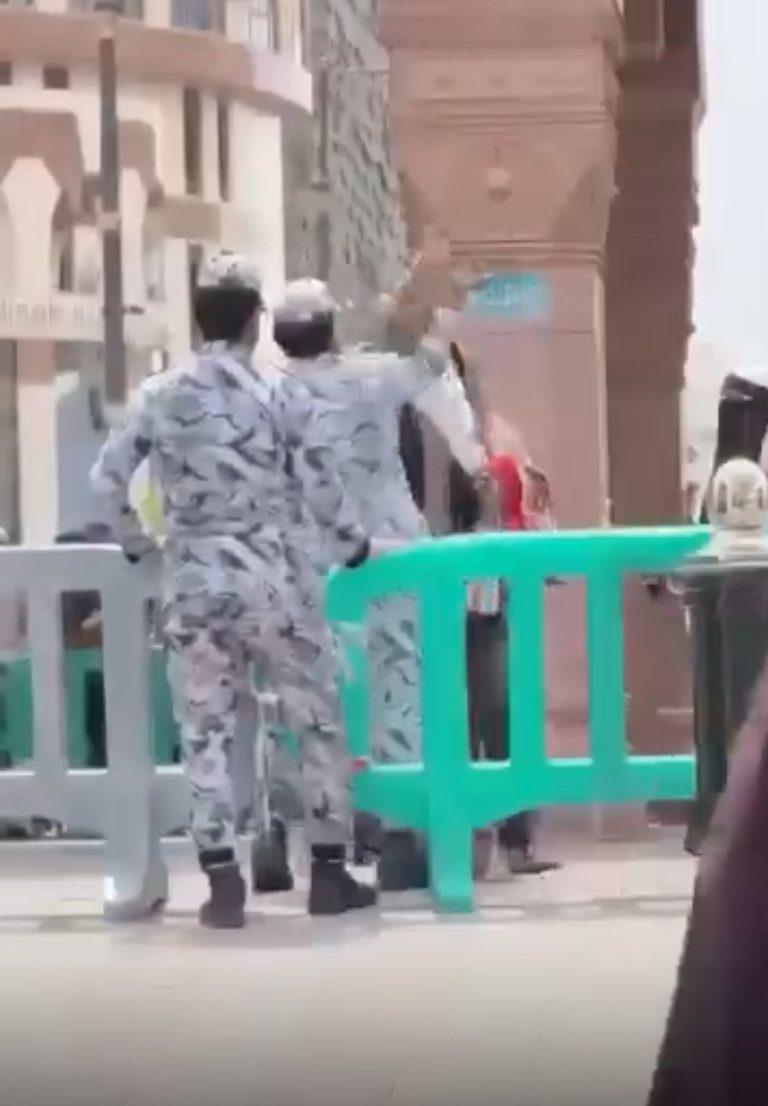 جدل يرافق " فيديو" لتبادل الضرب بين شرطي ومعتمرة بالحرم المكي
