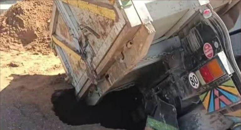 حفرة تبتلع شاحنة