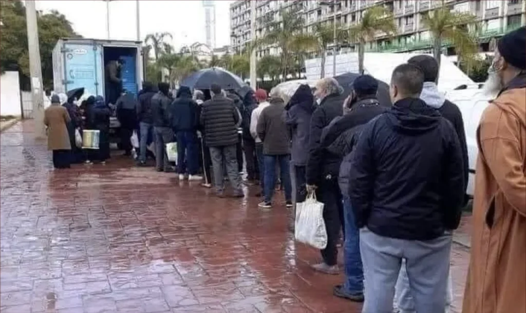 طوابير طويلة للمواطنين الجزائريين