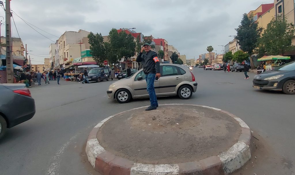 بادرة مُميزة.. عون سلطة بسطات يساهم في تسهيل حركة المرور " فيديو"