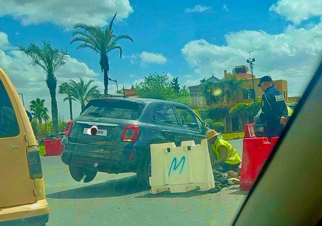 سقوط سيارة في حفرة بمراكش يثير استياء المواطنين