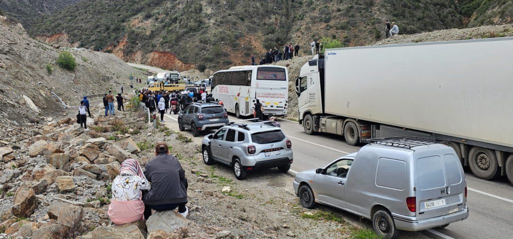 الحسيمة.. تسجيل 12 إصابة في حادث انقلاب شاحنة تابعة للقوات المسلحة الملكية