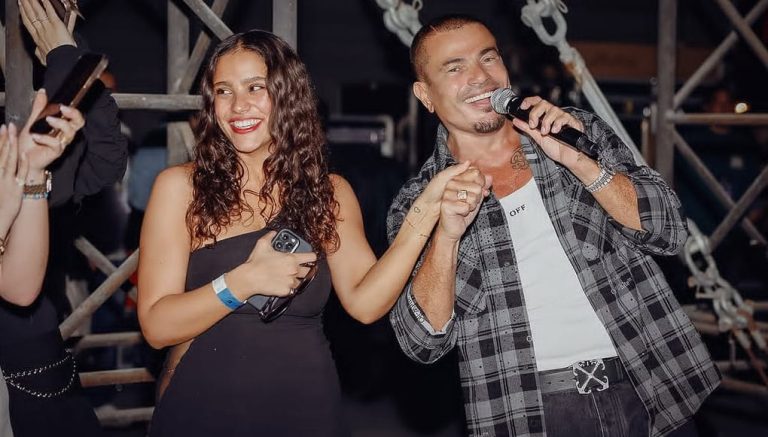 عمرو دياب يفاجئ جمهوره بغناء ابنته جنا في حفل أبو ظبي