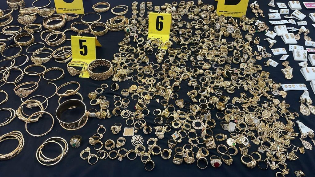 أمن طنجة يكشف تفاصيل إيقاف 3 متورطين في سرقة محل للذهب (صور)