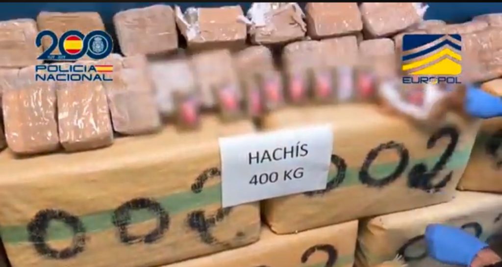 عصابة فرنسية تتسلل عبر إسبانيا والمغرب.. 400 كلغ حشيش وخطة هروب على طريقة الأفلام