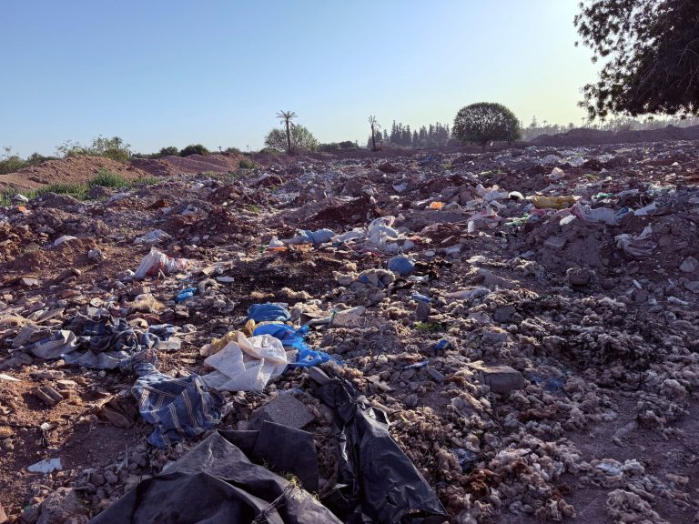 مطرح نفايات بجوار القصر الملكي بمراكش… أين السلطة؟! (صور)