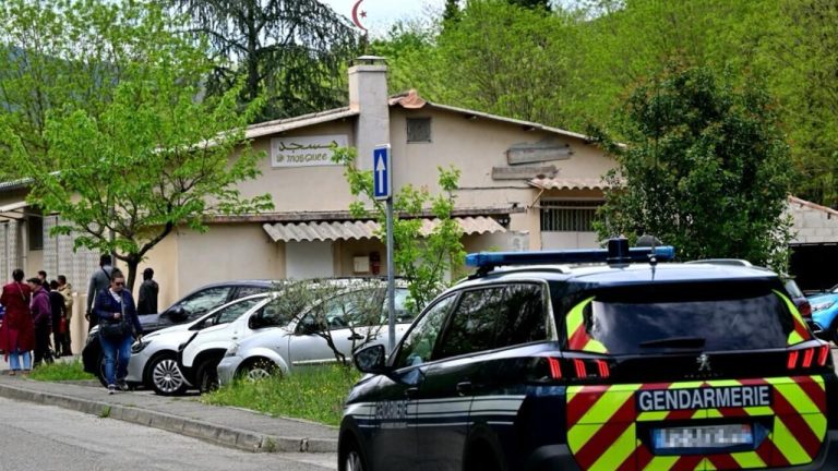 المشتبه به في جريمة طعن داخل مسجد بفرنسا يسلم نفسه للشرطة الإيطالية