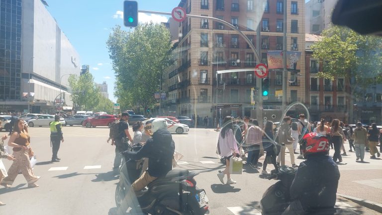 إسبانيا.. عودة الكهرباء إلى برشلونة واستمرار الظلام بمدريد