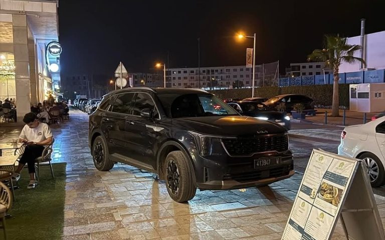 أكادير.. ركن سيارة المصلحة فوق الرصيف والأمن يعجز عن تحرير مخالفة