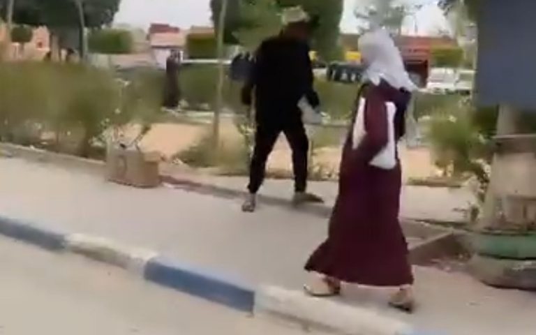 شيشاوة.. مختل عقلي يهدد النساء بسيدي المختار وسط مطالب بتدخل عاجل للسلطات