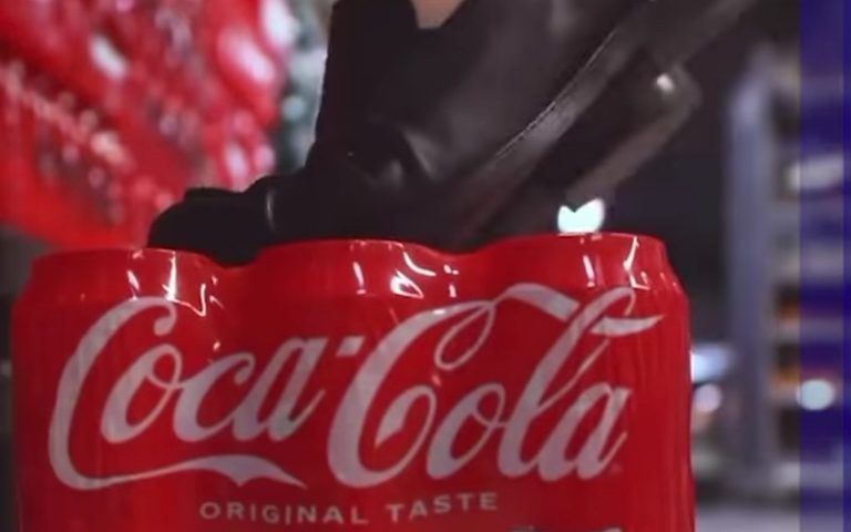"مكانها تحت الأقدام".. حملة عالمية لمقاطعة منتجات كوكاكولا