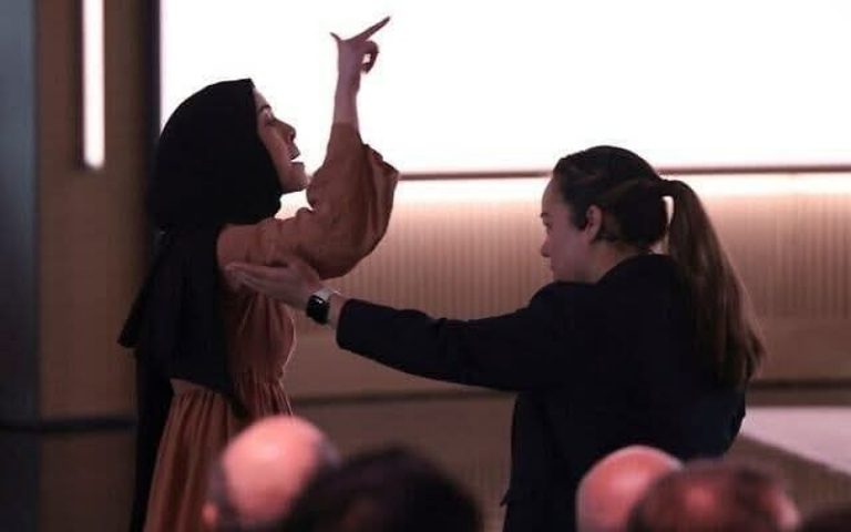مغربية تفضح مايكروسوفت: "تزودون إسرائيل بتقنيات الذكاء الاصطناعي لإبادة غزة"