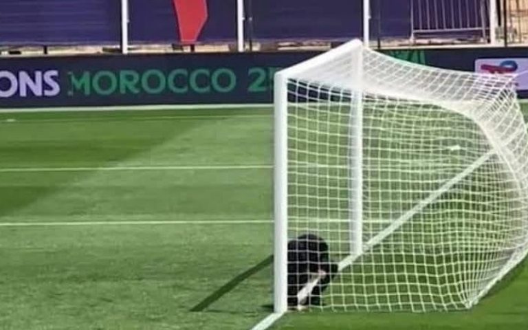 يحدث فقط في إفريقيا.. عضو من منتخب مالي يحاول وضع “السحور” داخل الملعب وعضوة من “الكاف” تتدخل