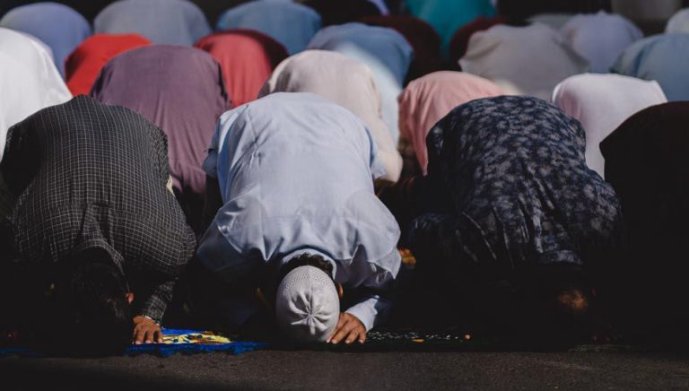 أولاد التايمة .. مصلي يسلم روحه بين خطبة الجمعة والسجود في مشهد حزين