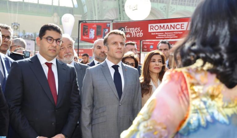 ماكرون يزور جناح المغرب بمهرجان باريس للكتاب ويصرح: "فخور باستضافة المغرب كضيف شرف"