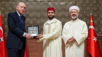القارئ المغربي وراش يرفع راية الوطن في تركيا